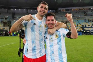 ELLITORAL_389306 |  Gentileza Messi y el arquero Emiliano Martínez, que fue destacado por su importancia por Nery Pumpido.