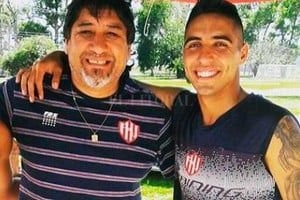 ELLITORAL_292899 |  El Litoral Nicolás Romero junto a Ricardo Mendoza, uno de los utileros de Unión.  Un amigo, un fenómeno, un tipo muy querible , cuenta Nicolás.