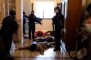 Drew Angerer TELAM 06012021 En Congreso de Estados Unidos cerraron hoy el edificio y suspendieron la sesión de ambas cámaras, bajo asedio de protestas pro Trump, suspende la certificación del triunfo de Biden. Foto AFP Amb