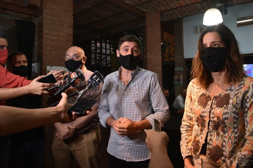 ELLITORAL_371180 |  Guillermo Di Salvatore Paco Garibaldi (centro), junto a Erica Hynes y Germán Falo en la presentación del informe. Fuerte planteo por la habilitación de una mesa de diálogo.