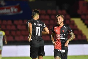 ELLITORAL_371653 |  Mauricio Garín ¿Vuelven los dos?. Alexis Castro (expulsado ante River y ausente contra el  Tomba ) y Gonzalo Piovi (lesionado) en un festejo de Colón. El ex San Lorenzo ya está adentro pensando en Racing; el ex Racing, justamente, es duda para el DT.