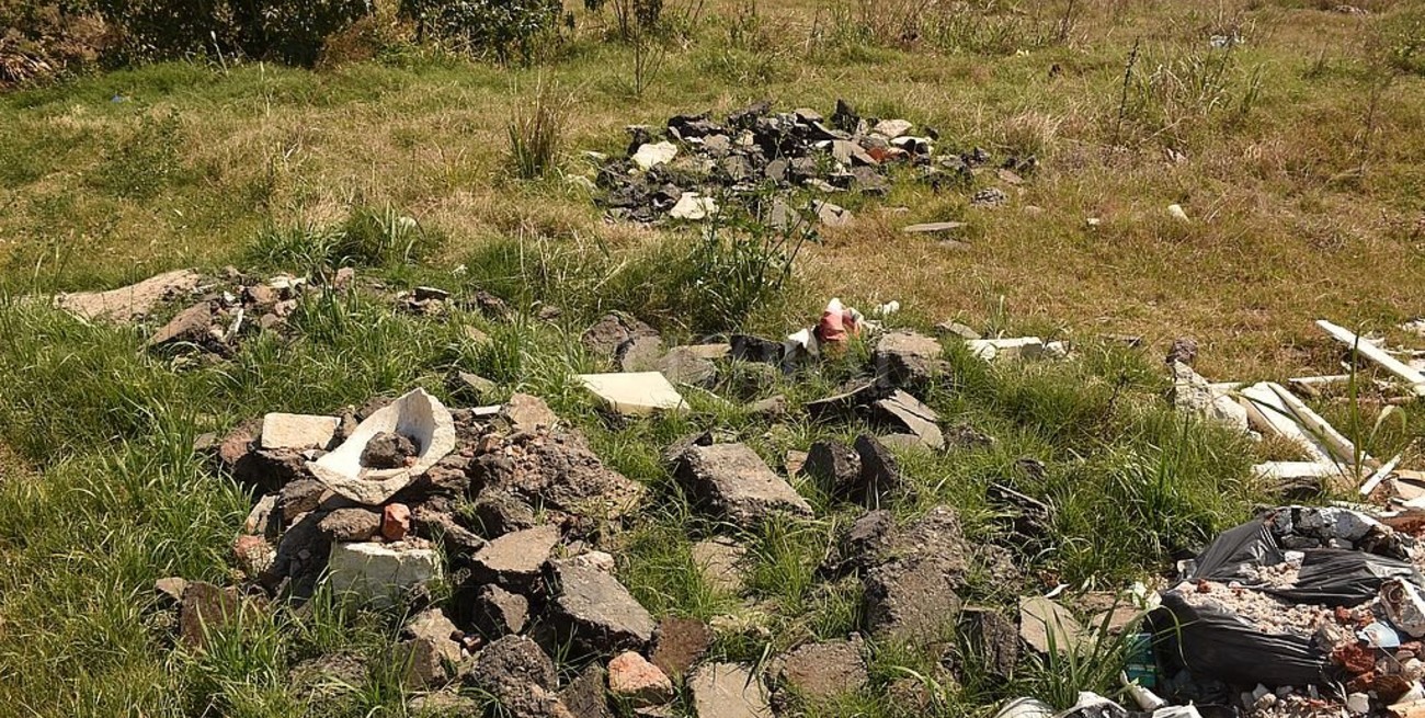 Encontraron lápidas entre escombros arrojados junto a la ruta 168