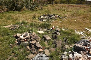 Flavio Raina Penoso. Las placas de mármol y los restos de los recordatorios entre los escombros.