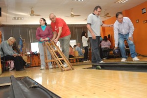 ELLITORAL_322742 |  Archivo El Litoral Personas no videntes juegan al bowling en El Clásico, un tradicional club que tiene un reconocido trabajo social.
