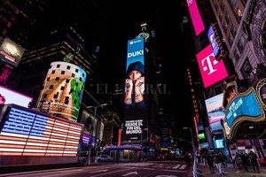 ELLITORAL_374419 |  Gentileza producción El anuncio del disco en la pantalla de Times Square: una de las consagraciones a las que aspira todo artista global.
