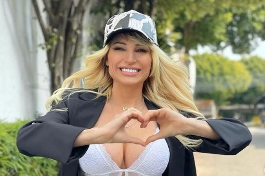 Avtobusda onlayn porno tomosha qiling Ikki kaltak emizadi