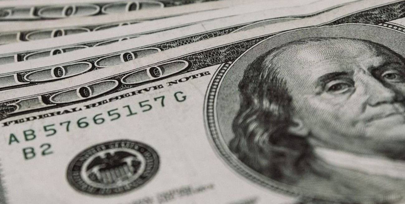 Dólar: el oficial cerró a $ 77,17, el "solidario" se mantiene en $ 100 y el blue baja un peso