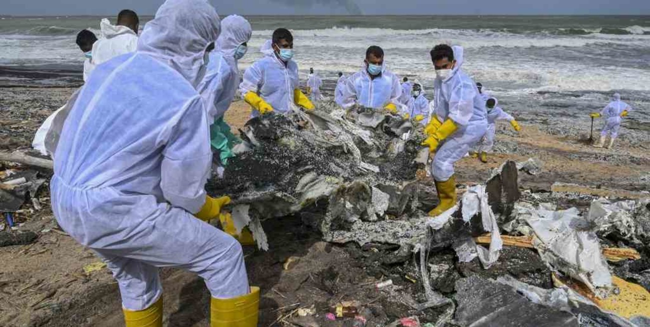 El incendio de un barco en Sri Lanka cubre una playa con toneladas de plástico