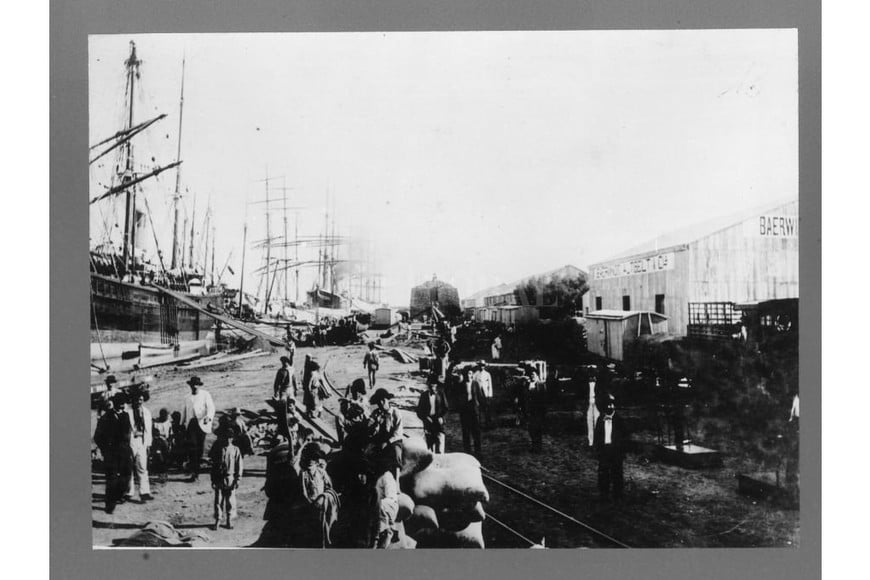ELLITORAL_405542 |  Archivo El Litoral 1904. Una postal del Puerto de Colastiné Sur, en su esplendor, con gran actividad de embarques.