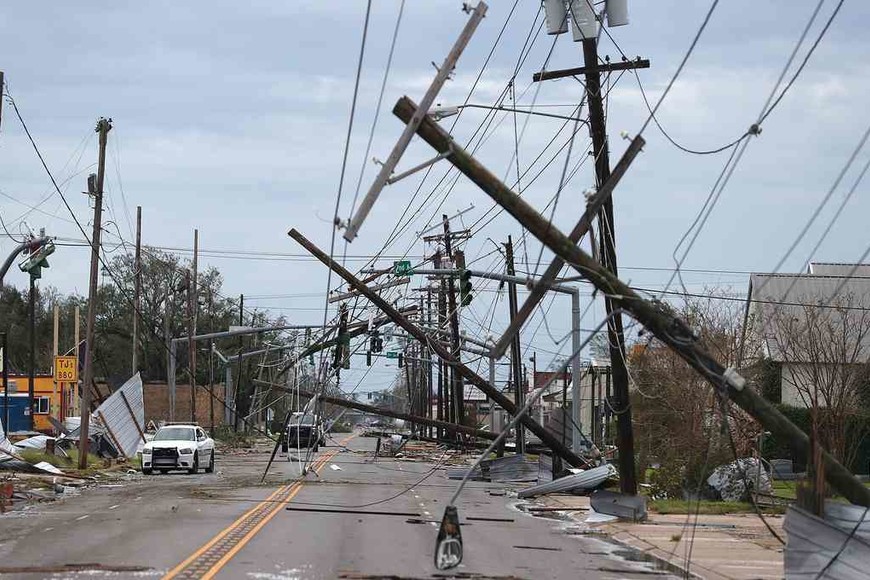 ELLITORAL_322344 |  JOE RAEDLE LAKE CHARLES, LOUISIANA - AUGUST 27: A street is seen strewn with debris and downed power lines after Hurricane Laura passed through the area on August 27, 2020 in Lake Charles, Louisiana . The hurricane hit with powerful winds causing extensive damage to the city.   Joe Raedle/Getty Images/AFP