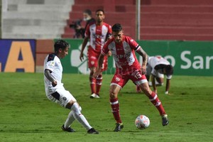 Mauricio Garín Gastón González, un jugador con más pasado de delantero que de volante, al que Azconzábal lo hace arrancar desde atrás para tratar de mejorarlo en el juego, pero restándole posibilidades de convertir.