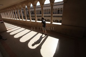 Mauricio Garín De tanto andar por los pasillos de la Universidad, uno entiende que para poder ganar, hay que aprender a perder en la mesa examinadora. Así logra fortaleza, conocimiento y espíritu de lucha para obtener la victoria.