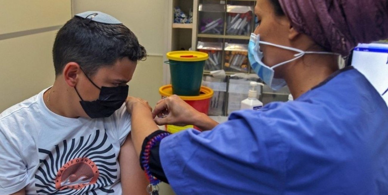 Por el aumento de casos Israel vacunará a estudiantes en horario escolar