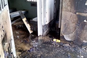 ELLITORAL_392742 |  El Litoral Durante la tarde del sábado también hubo quema de colchones y daños en el módulo de la ex comisaría 7ma de barrio San Agustín.