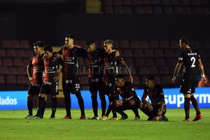 Mauricio Garin Los jugadores de Colón esperando la definición por penales frente a Talleres