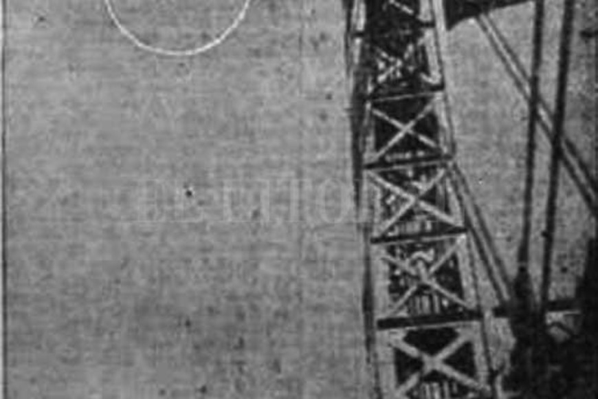 ELLITORAL_379400 |  Archivo El Litoral Meloni saltando desde el Puente Colgante hacia la Laguna Setúbal