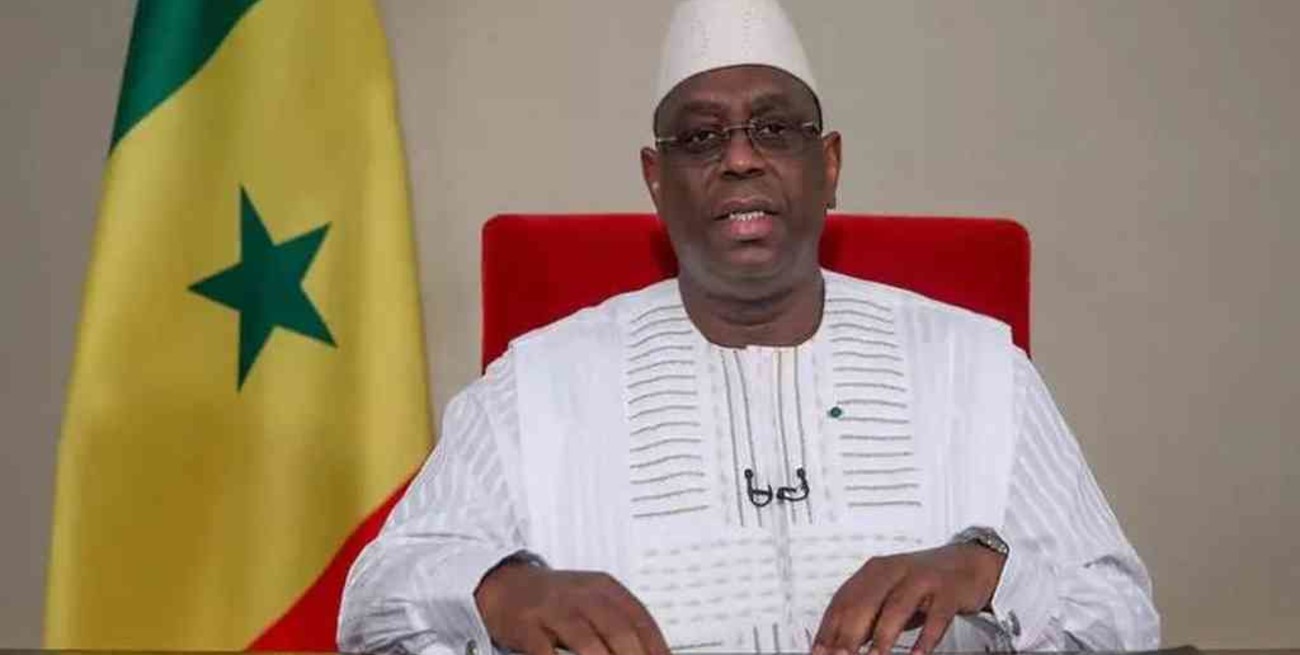 El presidente de Senegal disolvió el Gobierno y destituyó a funcionarios del país