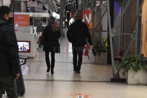 ELLITORAL_311551 |  Manuel Fabatía Poco movimiento. A pesar de estar abierto, el shopping Ribera está lejos de recibir muchos clientes. El sector gastronómico no tiene permitido sentar comensales a sus mesas.