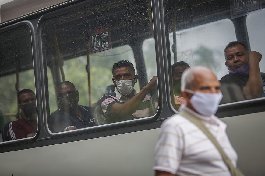 ELLITORAL_308710 |  Xinhua/André Coelho (200506) -- RIO DE JANEIRO, 06 mayo, 2020 (Xinhua) -- Personas portan mascarillas a bordo de un autobús en el primer día del uso obligatorio de mascarillas en el transporte público para evitar la propagación de la enfermedad causada por el nuevo coronavirus (COVID-19), en Río de Janeiro, Brasil, el 6 de mayo de 2020. El gobierno de Brasil elevó el miércoles a 8.536 el número de muertos por COVID-19, y a 125.218 los casos confirmados en el país, con 10.503 nuevos casos en las últimas 24 horas. (Xinhua/André Coelho) (lt) (ra) (da) (dp)