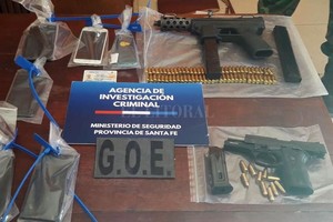 ELLITORAL_335352 |  El Litoral La policía secuestró una pistola semi automática y una ametralladora, con gran cantidad de municiones.