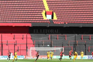 Pablo Aguirre Volver al futuro. La foto, que parece un cruce en pandemia, no lo es: Colón-Rosario Central jugando en septiembre del 2019 en el Cementerio de los Elefantes. Igual, casi siempre gana o empata Colón contra el  canalla .
