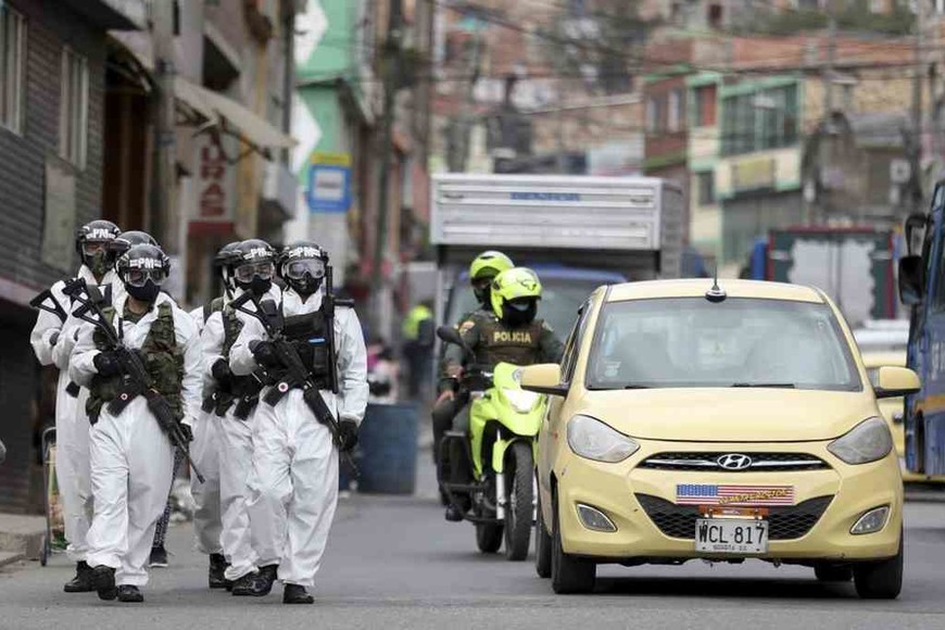 ELLITORAL_347642 |  Agencias Soldados con trajes de protección contra el coronavirus patrullan Ciudad Bolívar, un vecindario con muchos contagios, en julio de 2020, en Bogotá, Colombia.