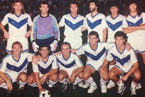 Gentileza Miguel Del Sel Maradona, la pelota y Miguel. El equipo de los famosos, con Nery Pumpido,  Checho  Batista y el  Cabezón  Ruggeri entre otros, posando en el Ateneo Fútbol  5 .