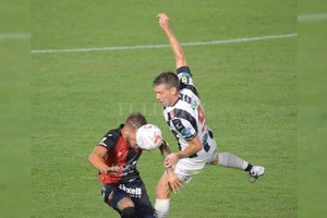 Gentileza El Liberal Piovi le gana el duelo aéreo a Riaño. Jugó en el lugar de Delgado, formando parte de una línea de tres que tiene respaldo por afuera si Escobar y Meza retroceden. El sistema defensivo funcionó muy bien en Santiago del Estero y Burián fue prácticamente un espectador.