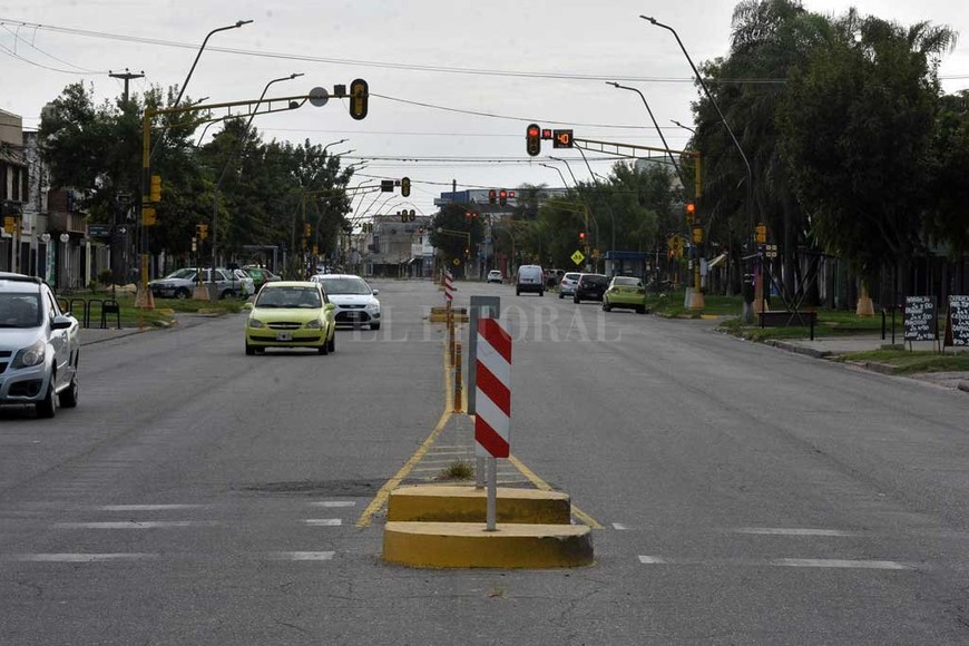 ELLITORAL_295477 |  Guillermo Di Salvatore Los negocios de la Avenida Aristóbulo del Valle, como la mayoría de los centros comerciales de la ciudad, permanecen cerrados