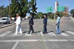 Flavio Raina Puente Colgante. El símbolo de la ciudad fue uno de los puntos elegidos para realizar una intervención urbana junto a  los cuatro muchachos de Liverpool , en pos de promover el respeto a los peatones.