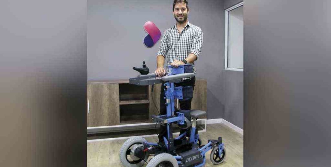 Gentileza Alejandro Bisi ganó el premio Joven Empresario Entrerriano, al crear un bipedestador motorizado para niños.