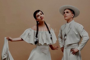 ELLITORAL_376711 |  Gentileza Sony Music Autóctonos: Gattas y Sergi con el vestuario gauchesco extraído de una estatuilla, que Alejandro Ros llevó a la tapa del disco y al video de  Por amar al amor .