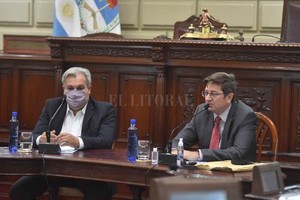 Manuel Fabatía Pablo Farías condujo la reunión que tuvo como citado al vicepresidente de Lotería, Rodolfo Cattáneo en el recinto de la Cámara de Diputados.