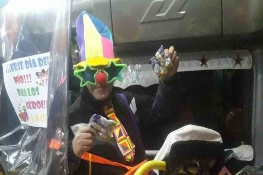 ELLITORAL_320040 |  Gentileza El chofer repartió golosinas a todos los niños.