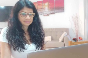 Prensa Gabriela Solano. Gabriela Solano en la reunión virtual realizada este martes.