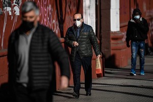 ELLITORAL_394355 |  Xinhua/Jorge Villegas (210728) -- SANTIAGO, 28 julio, 2021 (Xinhua) -- Personas caminan por una calle, en Santiago, capital de Chile, el 28 de julio de 2021. (Xinhua/Jorge Villegas) (jv) (sm) (ra) (ce)