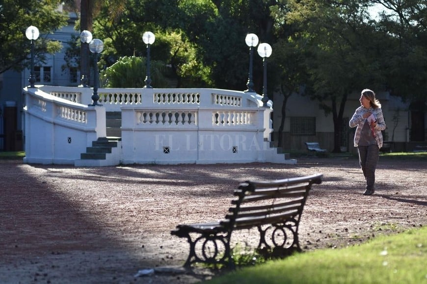 ELLITORAL_360527 | Pablo Aguirre Plaza Constituyentes. En 1968 la municipalidad permitía que las mesas de un bar se instalen en la ochava de la plaza entre Urquiza y Santiago del Estero. Allí don Luis Muñoz provocaba a sus interlocutores estudiantes.