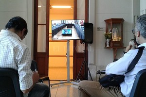 ELLITORAL_290786 | El Litoral La videoconferencia de Roses Periago y la reunión de expertos tuvo lugar en el Salón Blanco. Los periodistas siguieron la transmisión oficial desde el hall de Casa de Gobierno