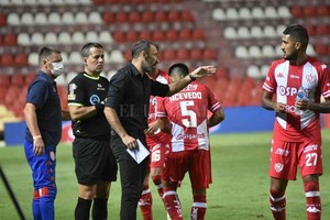 ELLITORAL_373140 |  Pablo Aguirre ¿Estás para jugar? . El Vasco Azconzábal piensa en el regreso de Jonathan Galván al equipo, ya recuperado de la lesión sufrida ante Vélez.