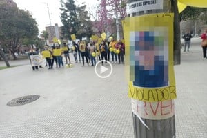 ELLITORAL_402445 |  Gentileza Pañuelos Amarillos Rincón organizó una movilización frente a tribunales para acompañar a las víctimas durante la audiencia del lunes por la tarde.