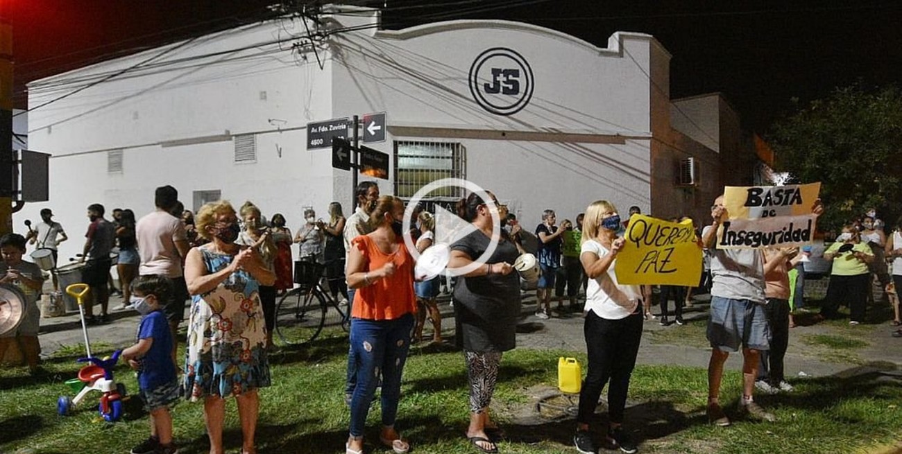 Video: los vecinos de barrio Fomento 9 de Julio "cacerolearon" contra la inseguridad