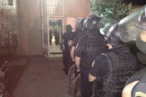 ELLITORAL_368022 |  El Litoral El momento en que personal del Cuerpo Guardia de Infantería CGI) procede a requisar el lugar.