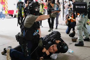 Reuters Un hongkonés con una bandera independentista, primer detenido bajo la nueva ley de seguridad.