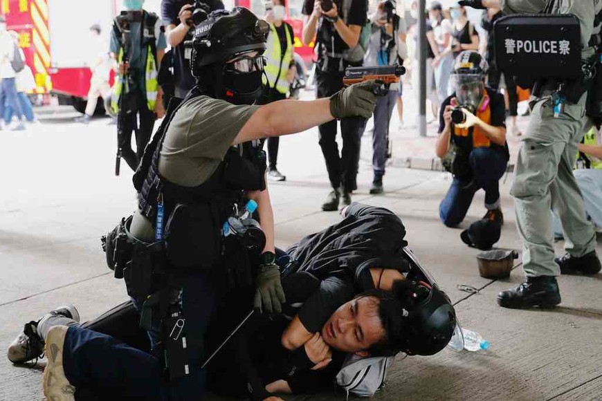 ELLITORAL_310980 |  Reuters Un hongkonés con una bandera independentista, primer detenido bajo la nueva ley de seguridad.