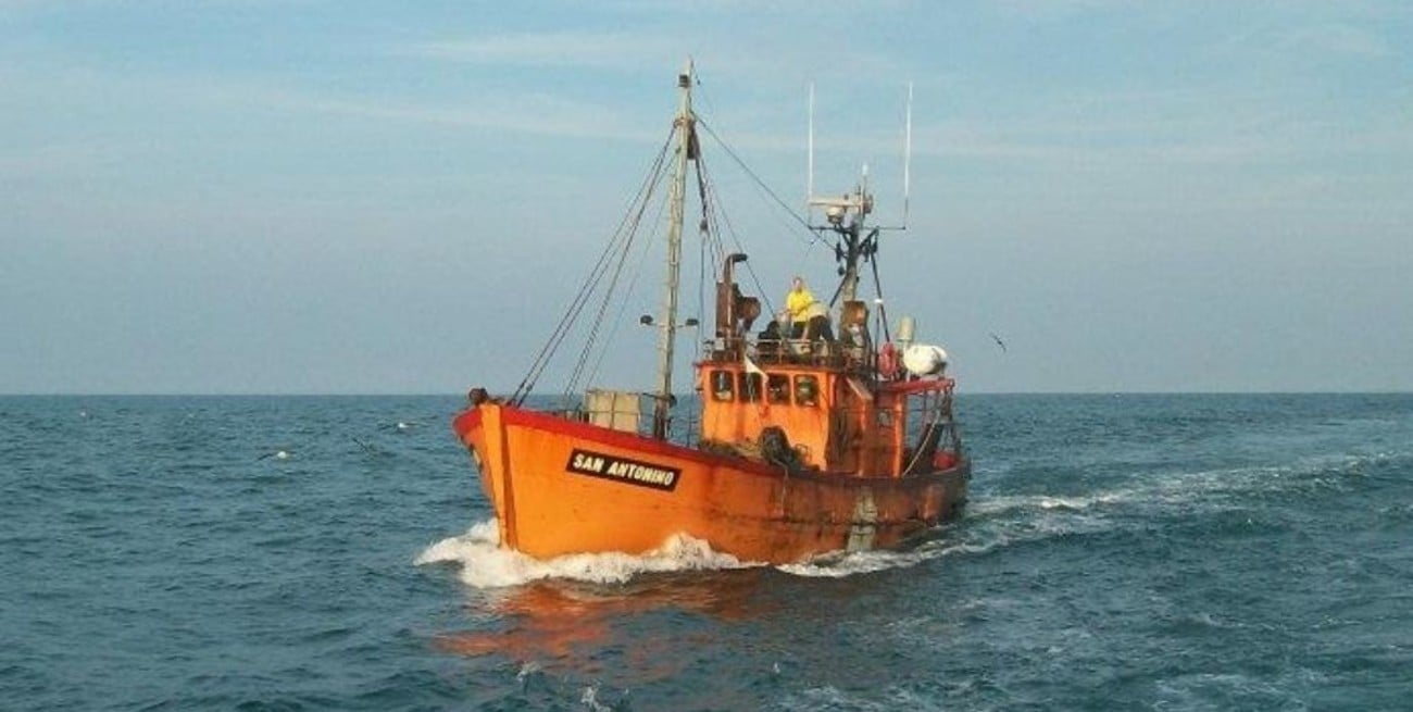 Un barco pesquero se hundió y tuvieron que rescatar a sus ocho tripulantes
