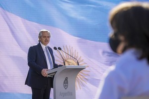 ESTEBAN COLLAZO zzzznacp2NOTICIAS ARGENTINAS BAIRES, JUNIO 20: El presidente Alberto FernÃ¡ndez encabeza, desde la Residencia de Olivos, el acto por el DÃ­a de la Bandera, en cuyo marco le toma la promesa a la Bandera a un grupo de alumnos de cuarto grado de escuelas de la Provincia de Buenos Aires y la Ciudad AutÃ³noma de Buenos Aires. Foto NA: PRESIDENCIAzzzz