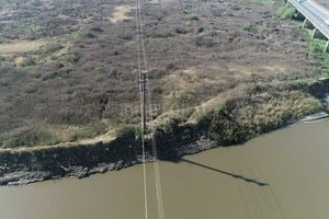 ELLITORAL_390361 |  Fernando Nicola (Drone) Persectiva. Desde el aire, se observa la erosión de la barranca y la columna en riesgo.