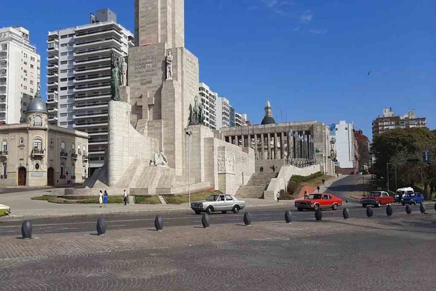 ELLITORAL_399183 |  Gentileza Córdoba y 1º de Mayo. Una de las escenas de la película 1985 se filmó este martes entre el Monumento y el Concejo Deliberante.