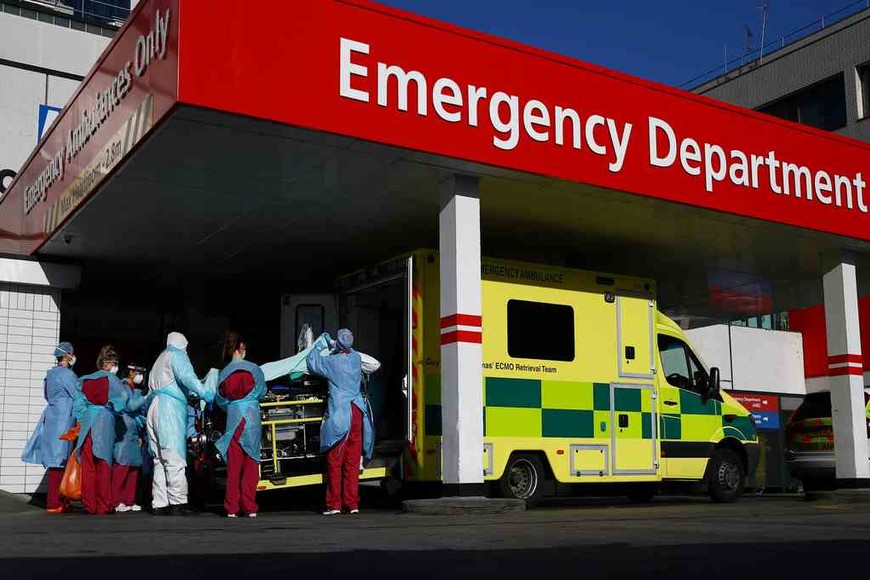 ELLITORAL_300739 |  Imagen ilustrativa Medical staff wearing protective clothing take a patient off a ambulance at St Thomas' hospital as the spread of the coronavirus disease (COVID-19) continues, London, Britain, March 31, 2020. REUTERS/Hannah McKay