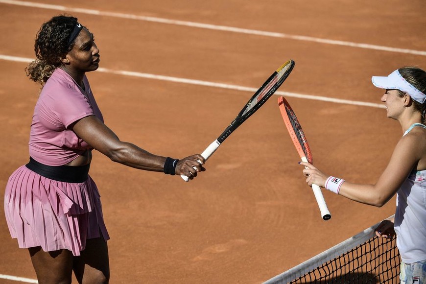 ELLITORAL_375983 |  FILIPPO MONTEFORTE US Serena Williams (L) taps racket after losing to Argentina's Nadia Podoroska (R) during their match of the Women's Italian Open at Foro Italico on May 12, 2021 in Rome. (Photo by Filippo MONTEFORTE / AFP)